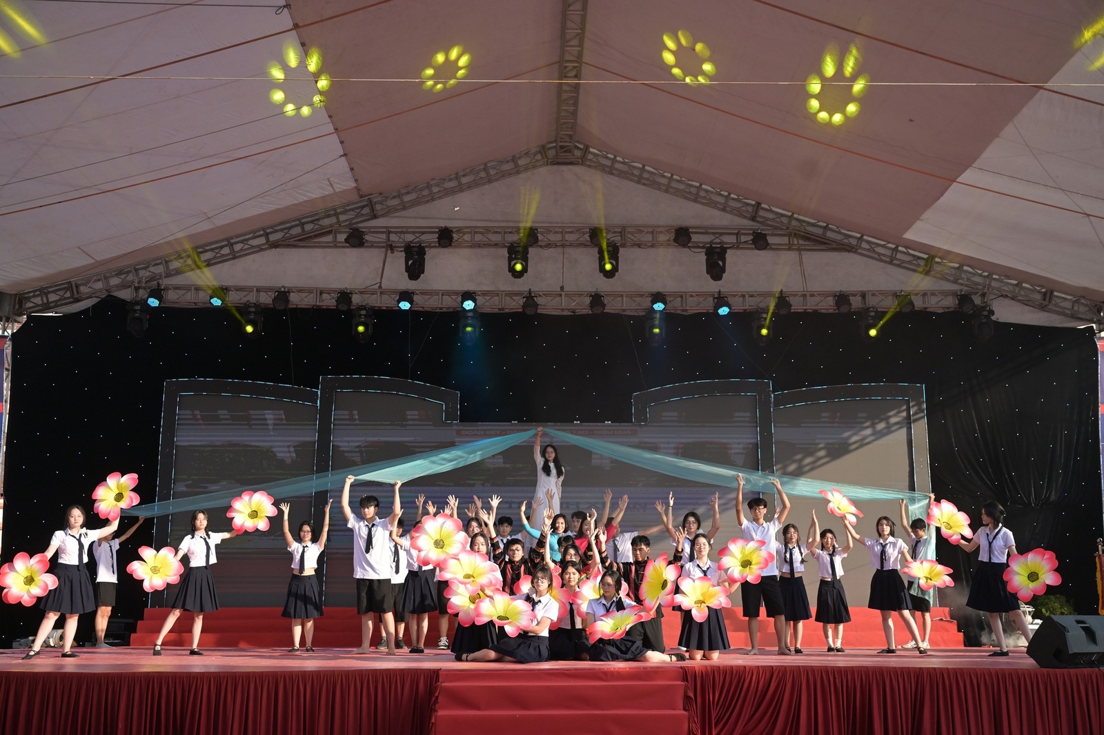 Nhấn để phóng to